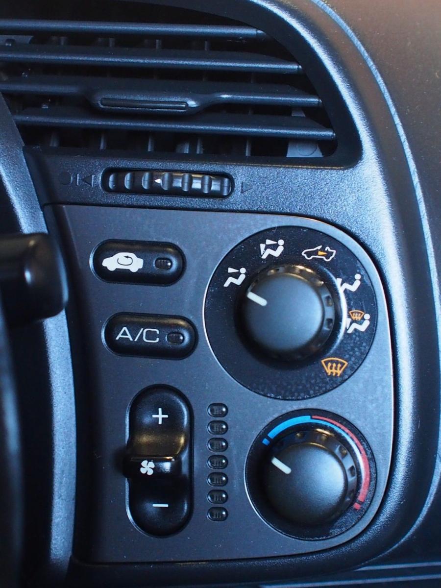 Детали интерьера Honda S2000 (AP1) 2000 года  (фото 61 из 131)